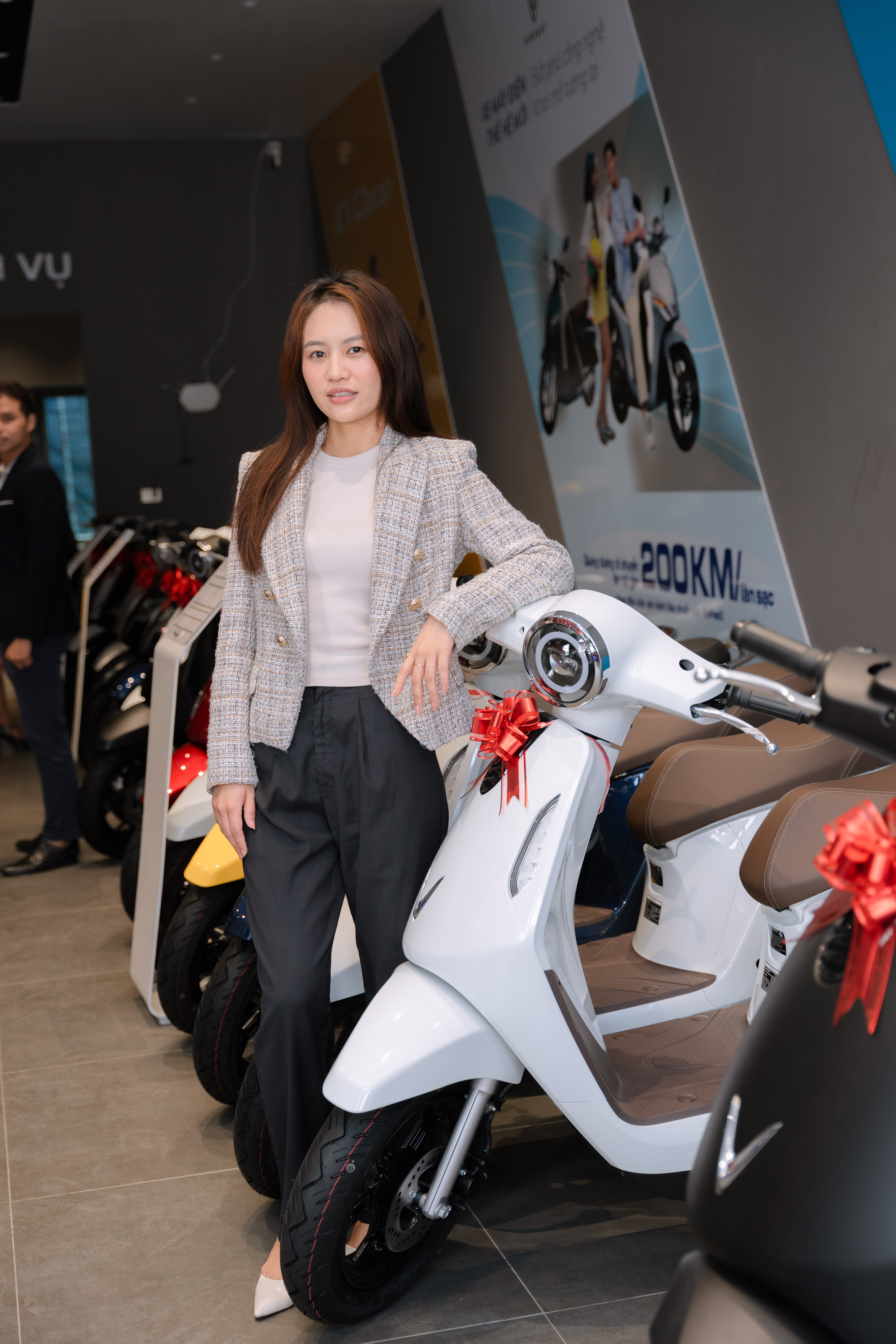 Người 
đẹp cùng xe điện